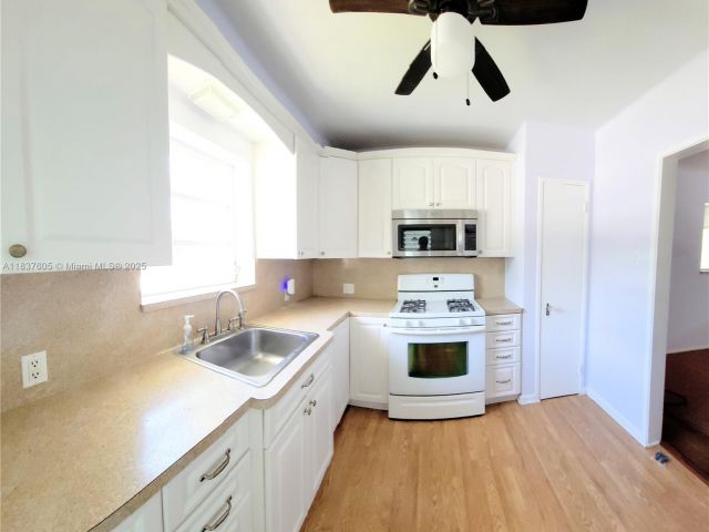 Дом в аренду по адресу 828 NE 76th St - фото 6271750