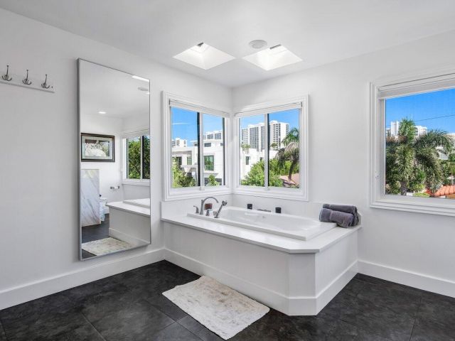 Продажа дома по адресу 811 SE 31st Street - фото 6272883