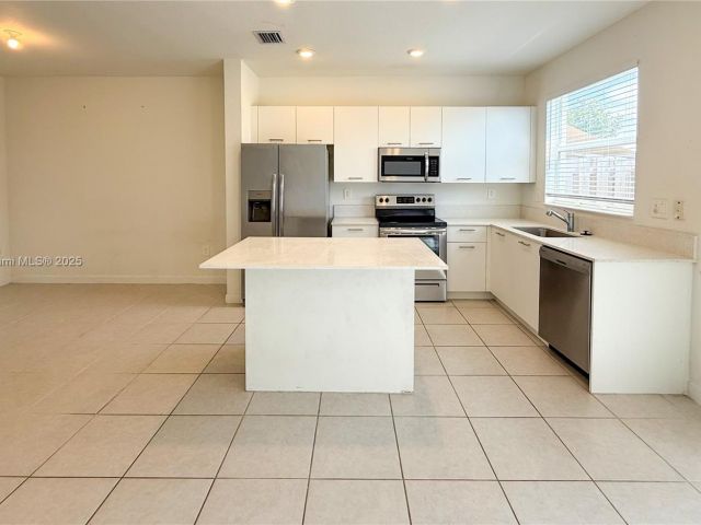 Продажа дома по адресу 12440 NW 23rd Ct - фото 6272202