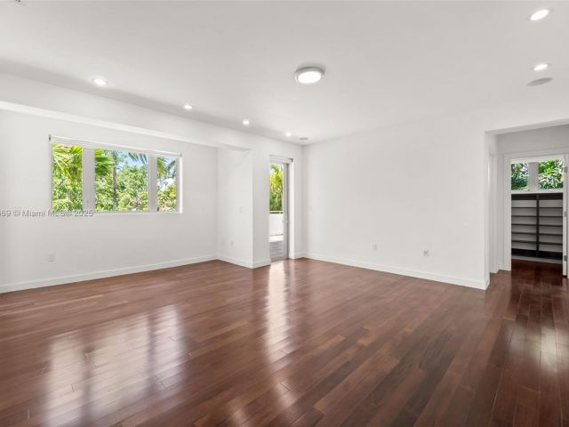 Продажа дома по адресу 5625 N Bay Rd - фото 6278957