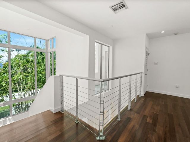 Продажа дома по адресу 5625 N Bay Rd - фото 6278958