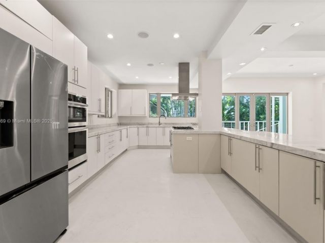 Продажа дома по адресу 5625 N Bay Rd - фото 6278967