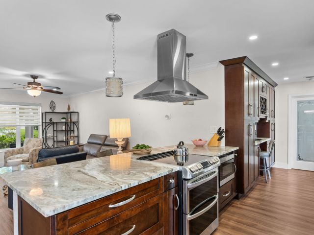 Продажа дома по адресу 2529 NW 32nd Street - фото 6274870