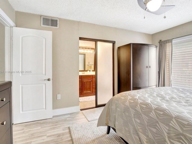 Продажа дома по адресу 9715 NW 23rd Ct - фото 6272448