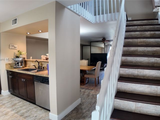 Продажа дома по адресу 9715 NW 23rd Ct - фото 8750758