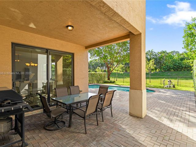 Продажа дома по адресу 19111 NE 8th Ct - фото 6284192