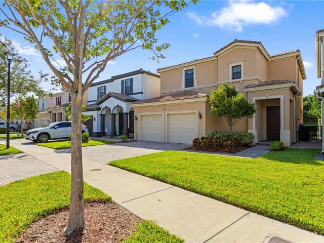 Продажа дома по адресу 19111 NE 8th Ct - фото 6284199