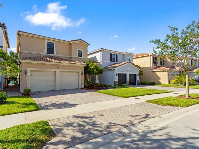 Продажа дома по адресу 19111 NE 8th Ct - фото 6284200