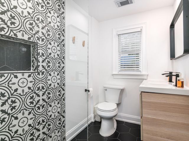 Продажа дома по адресу 713 NE 17th Rd - фото 6280479