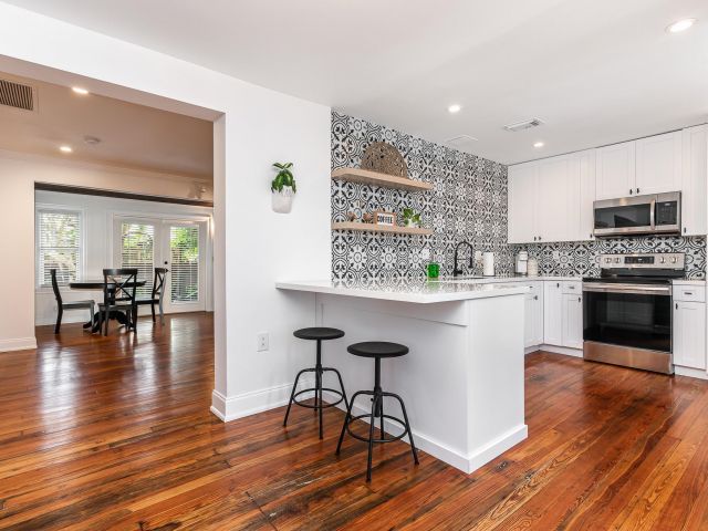 Продажа дома по адресу 713 NE 17th Rd - фото 6280489