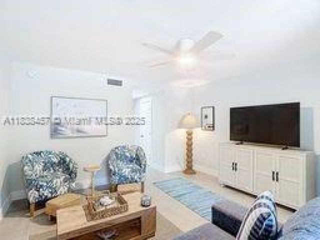 Дом в аренду по адресу 350 Grapetree Dr 405 - фото 6275502