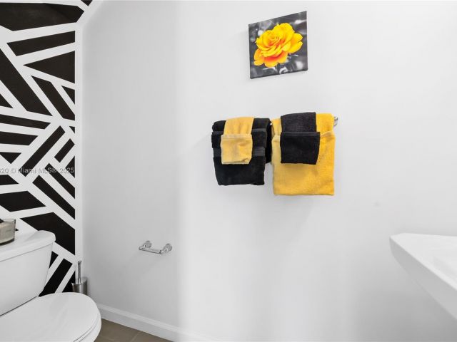 Продажа дома по адресу 2184 NW 6th St - фото 6275267