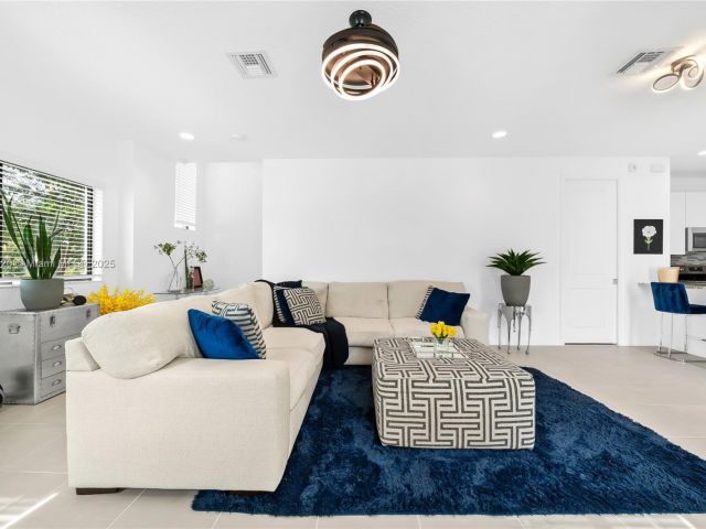 Продажа дома по адресу 2184 NW 6th St - фото 6275269