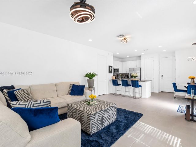 Продажа дома по адресу 2184 NW 6th St - фото 6275270