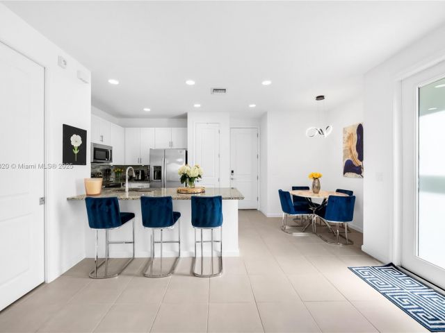 Продажа дома по адресу 2184 NW 6th St - фото 6275275