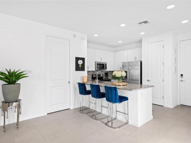 Продажа дома по адресу 2184 NW 6th St - фото 6275277