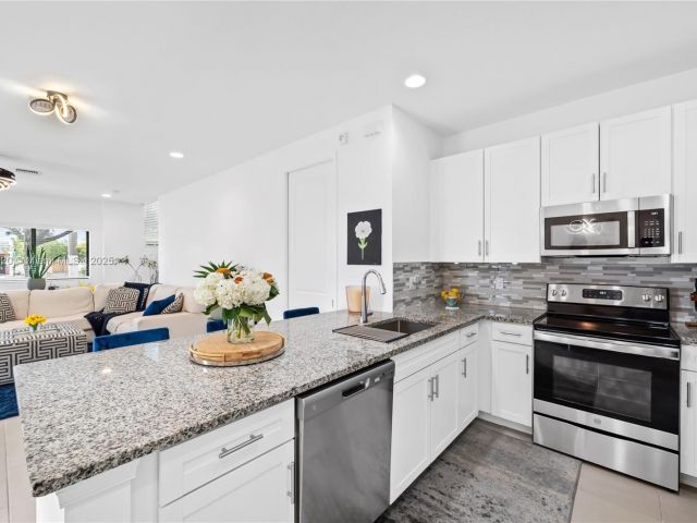 Продажа дома по адресу 2184 NW 6th St - фото 6275278