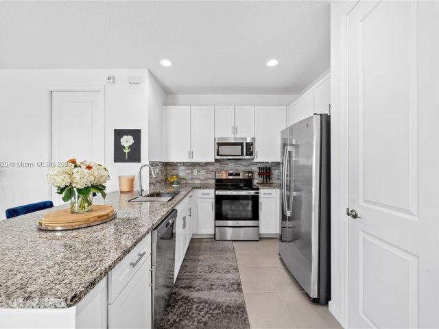 Продажа дома по адресу 2184 NW 6th St - фото 6275279