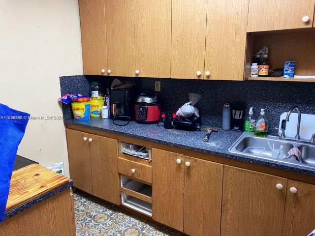 Продажа дома по адресу 1030 NW 30th Ave - фото 6285303