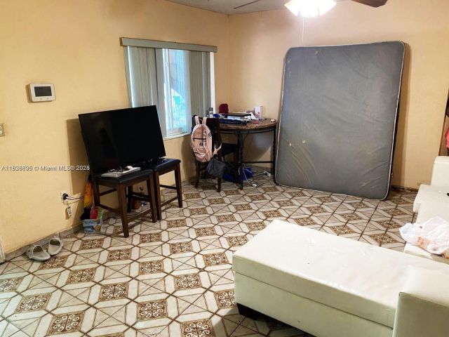 Продажа дома по адресу 1030 NW 30th Ave - фото 6285306