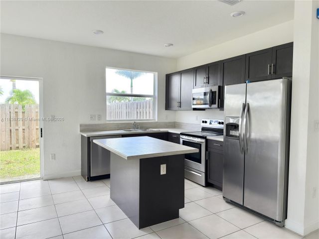 Дом в аренду по адресу 2701 SE 15th St 0 - фото 6285173