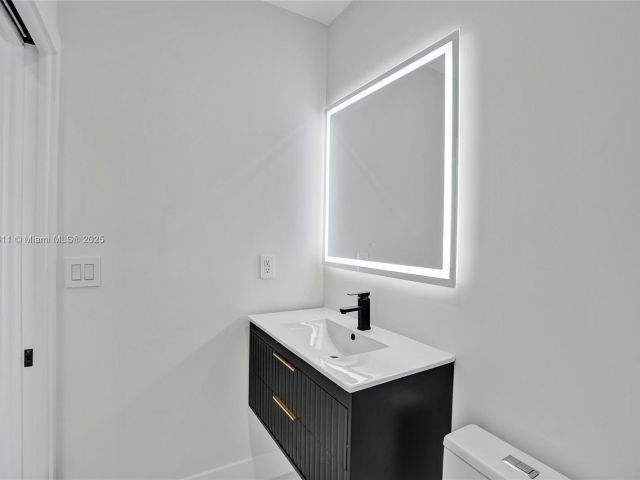 Продажа дома по адресу 1840 NE 199th St - фото 6286284