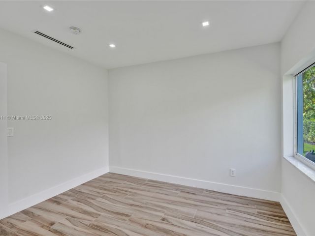 Продажа дома по адресу 1840 NE 199th St - фото 6286286