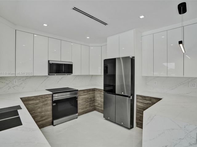 Продажа дома по адресу 1840 NE 199th St - фото 6286290