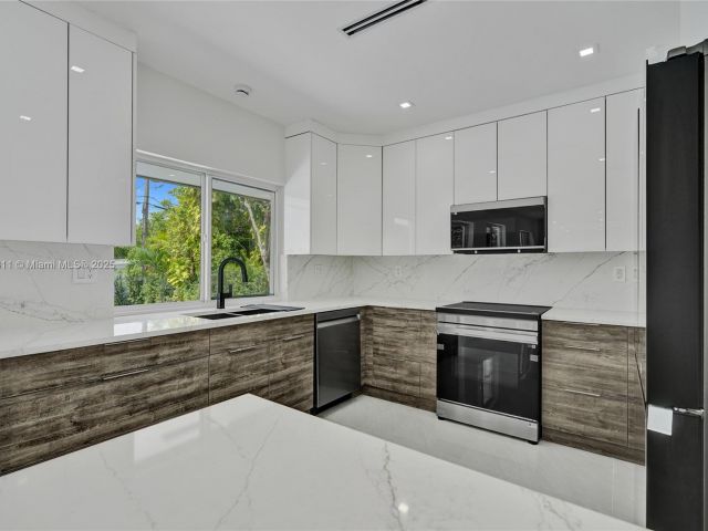 Продажа дома по адресу 1840 NE 199th St - фото 6286291