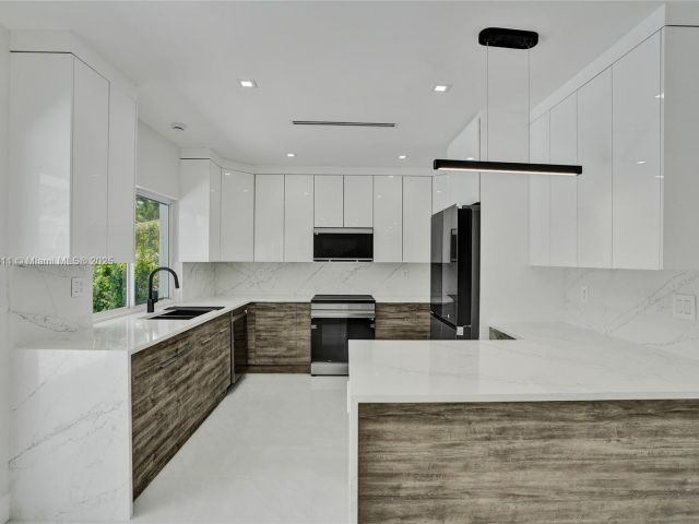 Продажа дома по адресу 1840 NE 199th St - фото 6286292