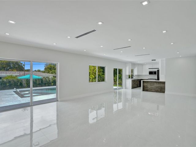 Продажа дома по адресу 1840 NE 199th St - фото 6286294