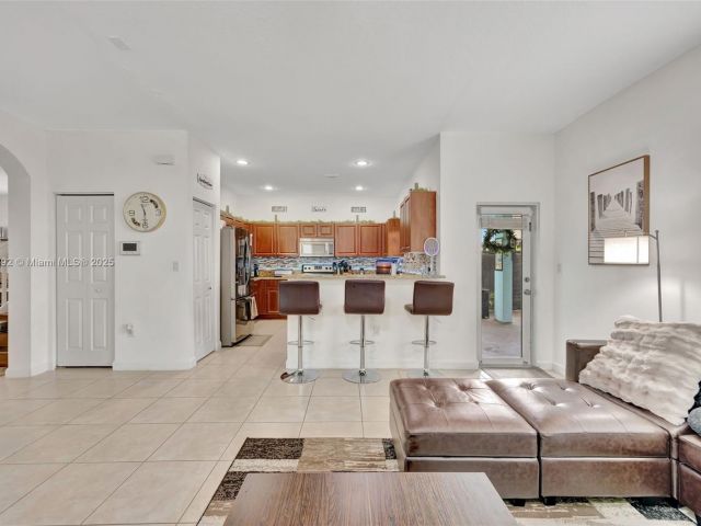 Продажа дома по адресу 216 NE 36th Ter - фото 6276694