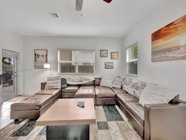 Продажа дома по адресу 216 NE 36th Ter - фото 6276695