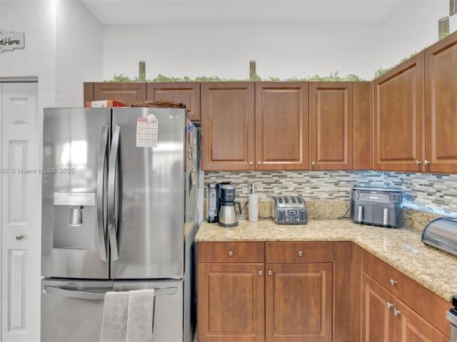 Продажа дома по адресу 216 NE 36th Ter - фото 6276697