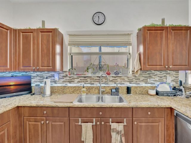 Продажа дома по адресу 216 NE 36th Ter - фото 6276699