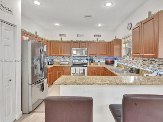 Продажа дома по адресу 216 NE 36th Ter - фото 6276700