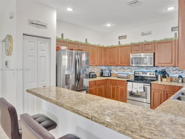 Продажа дома по адресу 216 NE 36th Ter - фото 6276701