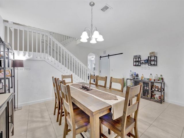 Продажа дома по адресу 216 NE 36th Ter - фото 6276702