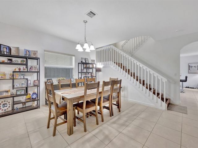 Продажа дома по адресу 216 NE 36th Ter - фото 6276703