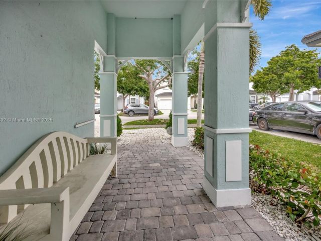 Продажа дома по адресу 216 NE 36th Ter - фото 6276707