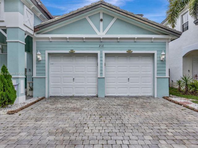 Продажа дома по адресу 216 NE 36th Ter - фото 6276710