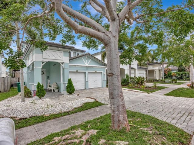 Продажа дома по адресу 216 NE 36th Ter - фото 6276712