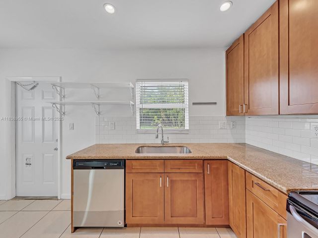 Дом в аренду по адресу 1636 NE 15th Ave - фото 6276985