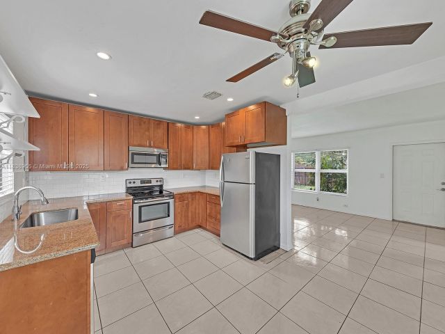 Дом в аренду по адресу 1636 NE 15th Ave - фото 6276988