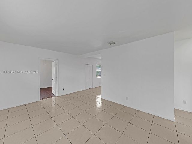 Дом в аренду по адресу 1636 NE 15th Ave - фото 6276995