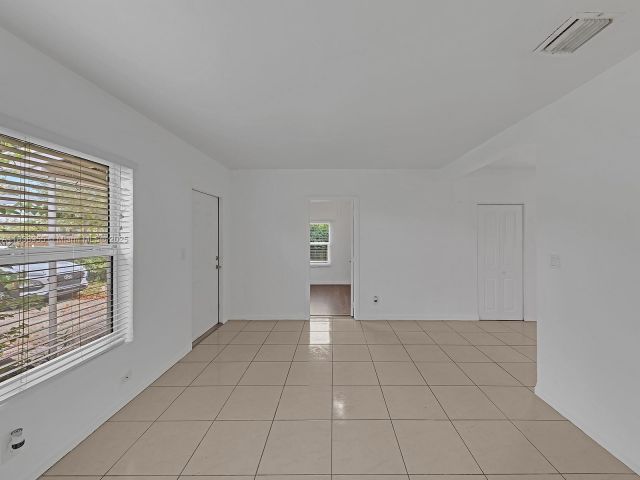 Дом в аренду по адресу 1636 NE 15th Ave - фото 6276996