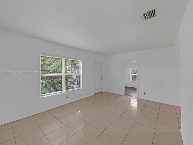 Дом в аренду по адресу 1636 NE 15th Ave - фото 6276997