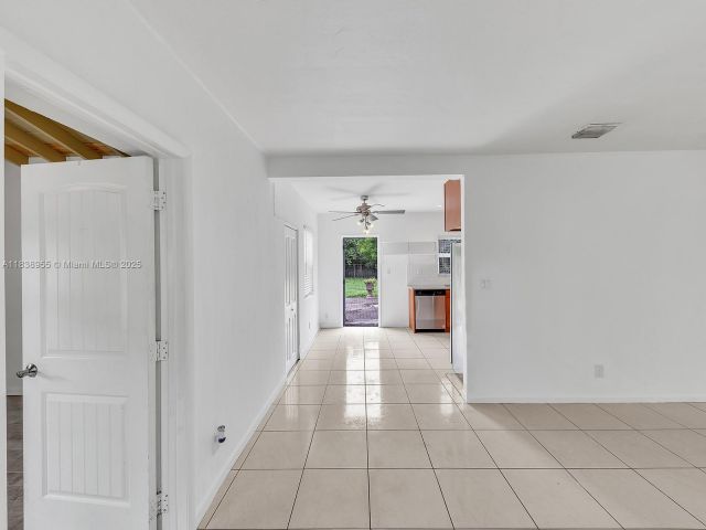 Дом в аренду по адресу 1636 NE 15th Ave - фото 6277001