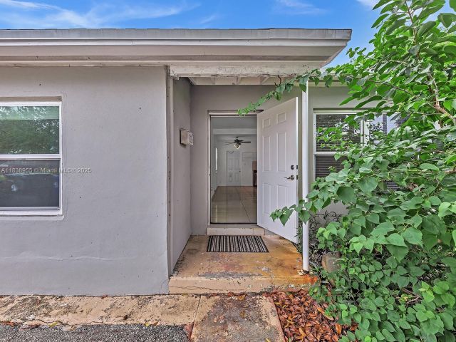 Дом в аренду по адресу 1636 NE 15th Ave - фото 6277003