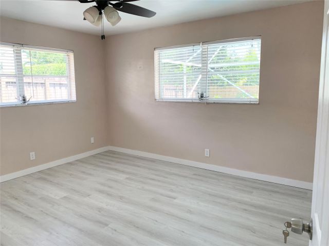 Продажа дома по адресу 764 SW 7th St - фото 6277785